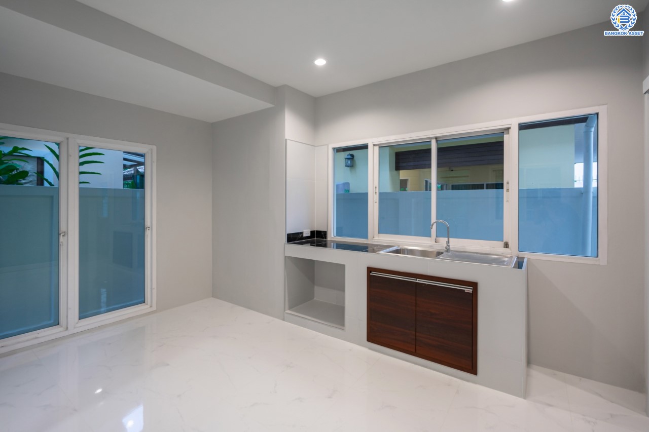 บ้านมือสองตกแต่งใหม่ ม.รัชชา2 บางใหญ่ หลังมุม เนื้อที่ 59 ตร.ว. ฟังก์ชัน 3 ห้องนอน 3 ห้องน้ำ 1 ห้องอเนกประสงค์ จอดรถได้ 2 คัน บนทำเลเชื่อมต่อถ.กาญจนาภิเษก ใกล้เซ็นทรัลเวสต์เกต ทางด่วน "กาญจนาภิเษก" และรถไฟฟ้าสายสีม่วง "สถานีตลาดบางใหญ่"